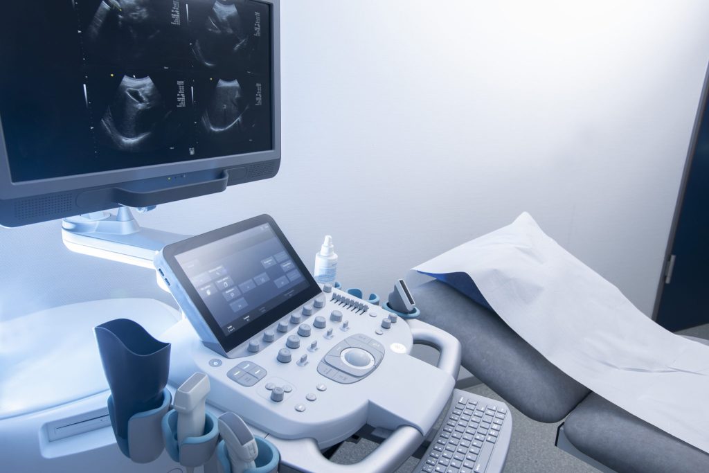 Sonographie Gerät mit Monitor, Tatstatur und Benutzerpanel in der Radiologie, Textfreiraum